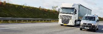 
Vozidlo Spolkového úradu pre logistiku a mobilitu (BALM) preveruje nákladné vozidlo pri mobilnej kontrole úhrady mýta.